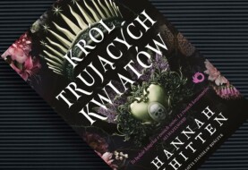 Magiczna opowieść z niedopracowanym tłem – recenzja książki „Król trujących kwiatów”