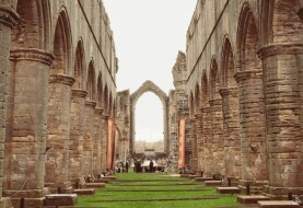 "Wiedźmin" drugi sezon, plan w Fountains Abbey