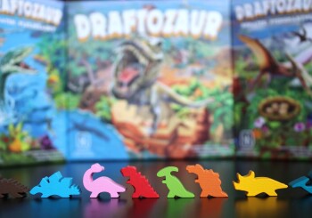 Płyniemy czy lecimy? – recenzja dodatków „Plezjozaury” i „Pterodaktyle” do gry „Draftozaur”