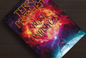 Ciemność to tylko brak światła — recenzja książki „Blask fantastyczny”