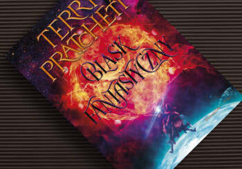 Ciemność to tylko brak światła — recenzja książki „Blask fantastyczny”