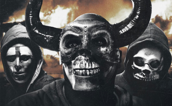 Przerażające maski na plakatach promujących horror „The First Purge”