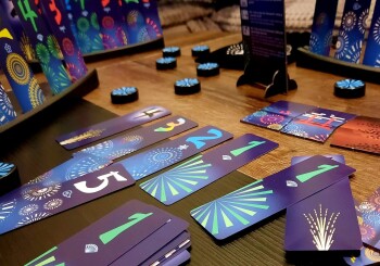 Prawie jak w sylwestra – recenzja gry kooperacyjnej „Hanabi. Wielki pokaz”