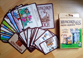 Kolejny skok przez portal – recenzja gry „Munchkin 6.5 – Groźne Grobowce”