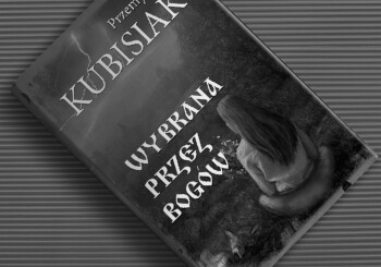 Kopalnia pomysłów w jednym tomie… „Wybrana przez bogów” – recenzja książki