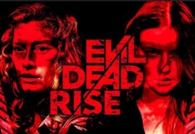 Krwawy piątek i czerwień na ulicy w „Evil Dead Rise”
