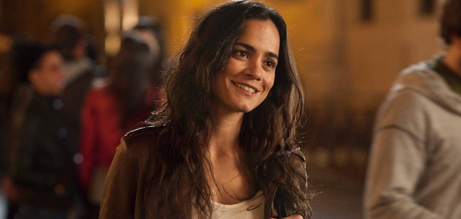 Alice-Braga-in-The-Rite-001