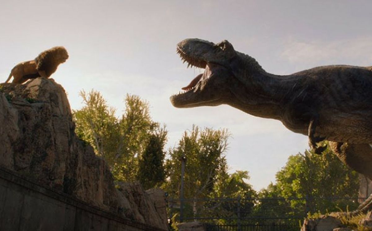 T-Rex walczy z królem dżungli w najnowszym spocie telewizyjnym „Jurassic World: Upadłe królestwo”