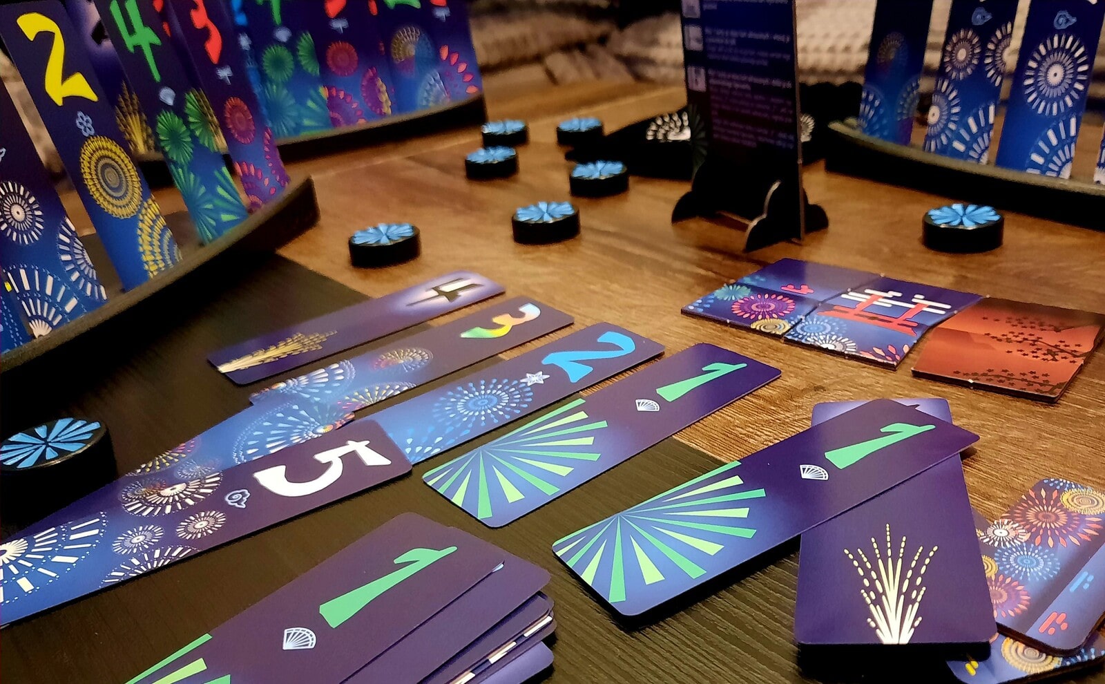 Almost like New Year's Eve - a review of the cooperative game "Hanabi. big show”