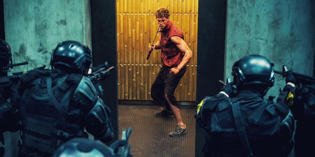 Nowy zwiastun „Boy Kills World” z Billem Skarsgårdem już dostępny
